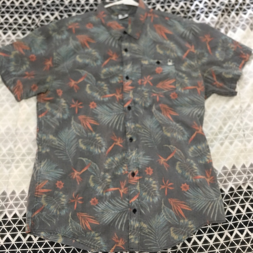 XL DC Button up - Picture 2 of 3